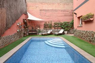 Casa  Carrer sant antoni abat. Encantadora casa reformada de 3 plantas con piscina privada, ter