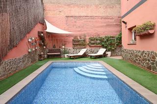 Casa  Carrer sant antoni abat. Encantadora casa reformada de 3 plantas con piscina privada, ter