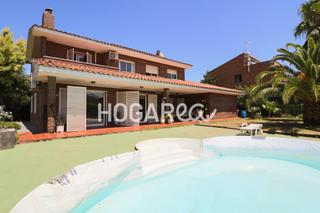 Casa  Calle de francesc de carmona. Casa independiente con piscina y vistas al parque en martorell