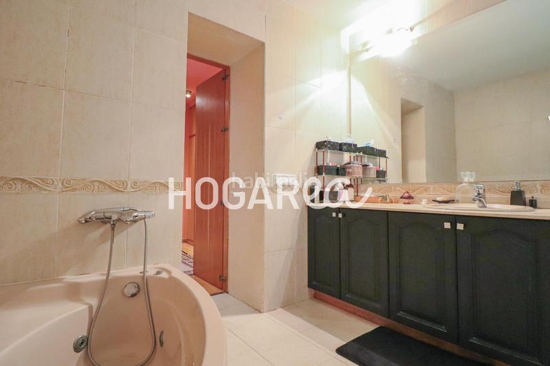 Foto 55ce8ea4-edb0-45e6-af74-5870d2c26d6a. Casa  independiente con piscina y vistas al parque en Martorell