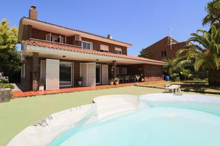 Casa  Calle de francesc de carmona. Casa independiente con piscina y vistas al parque en martorell