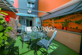 Casa aparellada  Carrer de la mare de déu de lorda. Encantadora casa en badalona  llefià, distribuida en 3 plantas,