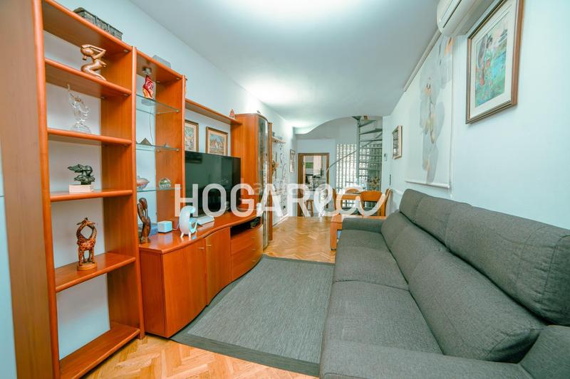 Foto 0ac6da1c-d441-498b-86d2-6d100a48c12f. Casa aparellada amb calefacció a Llefià Badalona