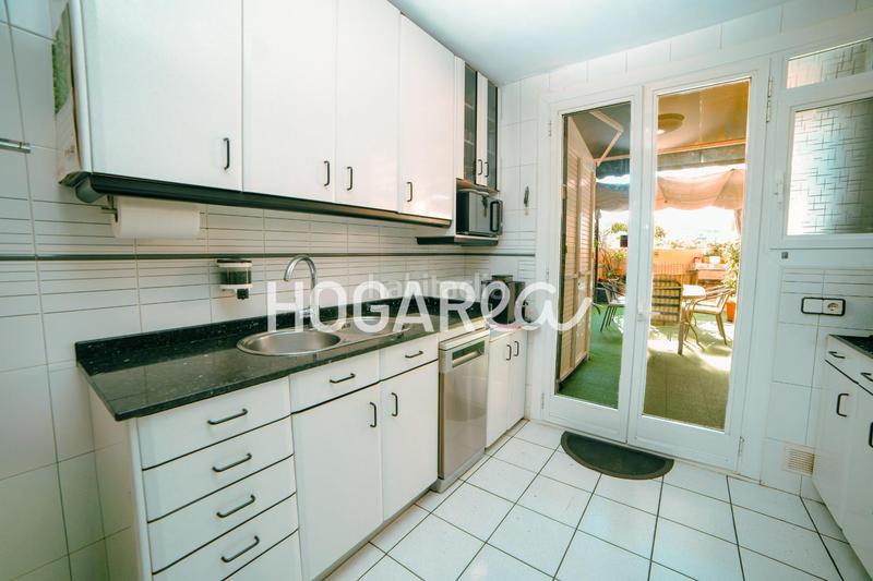 Foto 266e1ea6-2ae2-4767-beee-4a83d811763d. Casa aparellada amb calefacció a Llefià Badalona