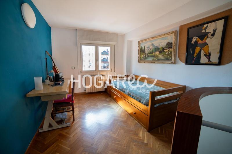 Foto b8f24894-10b3-4022-a497-f489d11fb4a7. Casa aparellada amb calefacció a Llefià Badalona