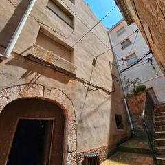 Maison à Carrer del pont 6. Cantonera, amb soterrani i terrat, en bon estat per entrar a viu