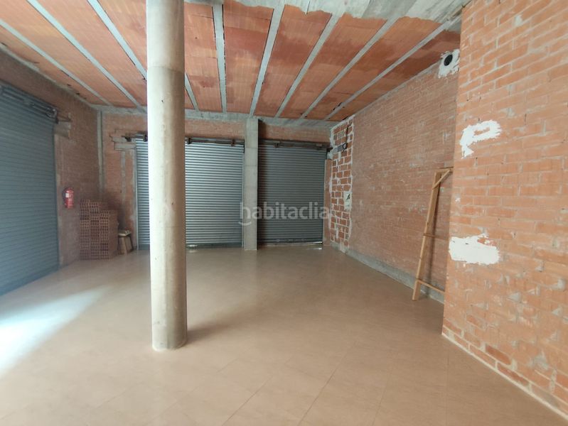 Foto 30b6da3f-e6ce-4378-9259-6b6f719aea61. Local comercial en carrer colón 37b cèntric i cantoner amb molta façana i visibilitat també lloguer en Valls