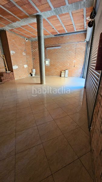 Foto d474a896-a1b0-41a6-858e-2fee8a219709. Local comercial en carrer colón 37b cèntric i cantoner amb molta façana i visibilitat també lloguer en Valls