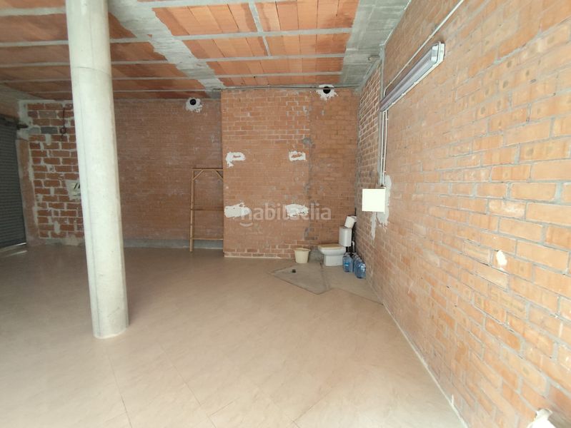 Foto fab29189-54aa-49b0-a2d4-59fdc871e154. Local comercial en carrer colón 37b cèntric i cantoner amb molta façana i visibilitat també lloguer en Valls