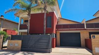 Chalet  Carrer florència. Acollidor, ubicat en bona zona, carrer veïnal privat