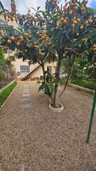 Casa adossada a Valls. Ben ubicada al barri del fornas, amb pati i jardí