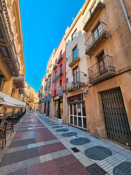 Foto e34084f3-dc91-42b5-8092-5fb4108f82d5. Edificio in carrer de peralada 39 in Centre Figueres