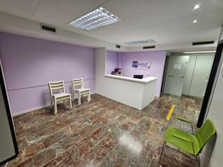 Lloguer Local Comercial a Carrer de joan reglà 5. Venta o alquiler: local comercial diáfano, con paneles modulares
