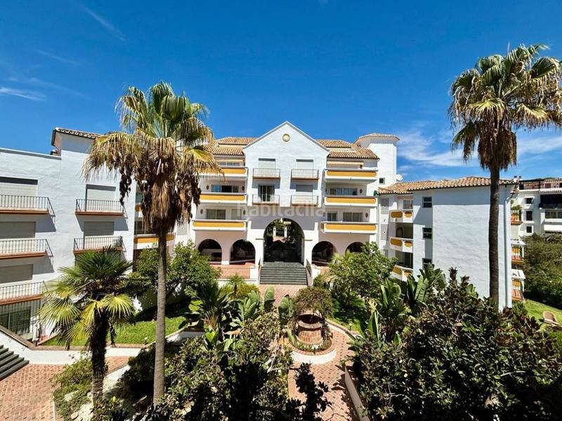 Foto bf665ce6-cdce-4b7e-89de-eac8d942c622. Piso en jardines de las golondrinas 1 club alanda en Marbella