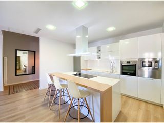Rent Flat  Calle marqués de fontsanta. Exclusivo piso de lujo completamente reformado frente a plaza de