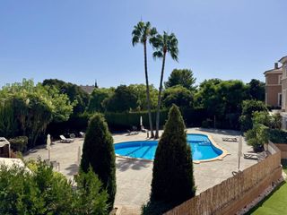 Miete Etagenwohnung  Calle joan albons. Luminoso piso de 3 dormitorios con terraza, piscina y parking en