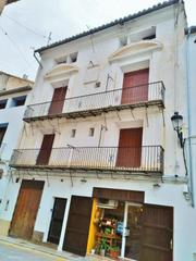 Casa in Calle martires 9. Antigua casa/palacete centro chelva. precio negociable