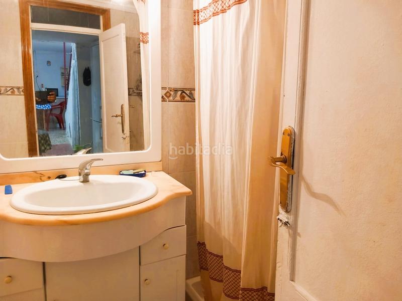 Foto eb028fc6-c79f-41d5-b2af-166fddf6bcef. Casa con camino in Calles