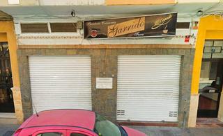 Local Comercial  Carrer constitució. Amplio local comercia con salida de humos. a reformar.