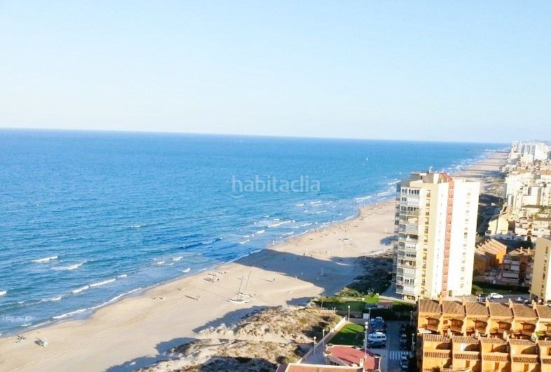 Apartamento  en  Avinguda de les gavines 103. Espectacular apartamento primerísima linea de playa, piscina y p