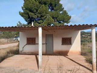 Masia a Calles. Caseta de campo y 2 parcelas en camino villanueva. calles