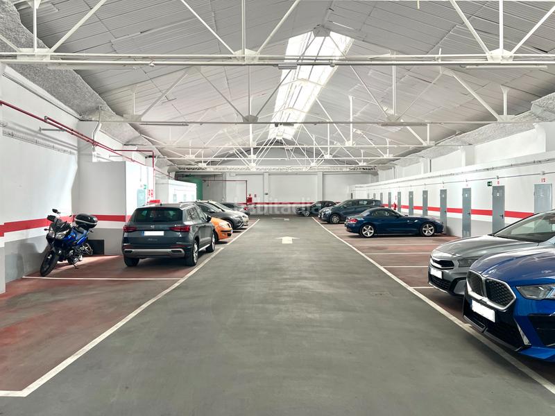 Foto c9c45584-dd3c-4883-bec7-5f9cedc4dd2a. Car parking in Nou Moles Valencia