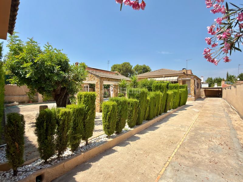 Foto a83a590a-663c-4a40-81ce-d1428fc4e0ab. Xalet amb xemeneia aparcament piscina a La Loma Chiva