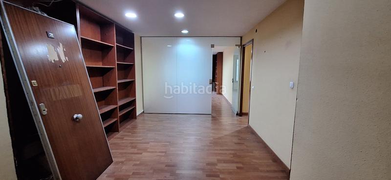 Foto c6af9c3b-fc41-46b0-ab5c-2035d68e98bd. Bureau dans La Bordeta Barcelona