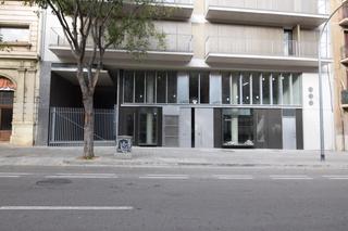 Location Local commercial  Barcelona - calle diputacio. Local comercial en alquiler con salida de humos  zona la monumen