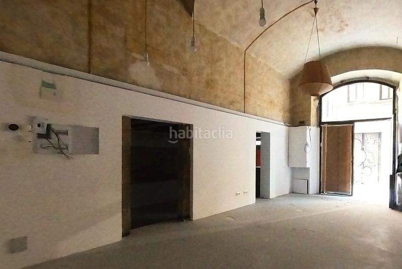 Foto 1d794cad-6bb8-4e7f-83bb-f6d4a9ee3566. Alquiler local comercial  en alquiler con licencia de degustación en plaza sant just, barrio gótico en Barcelona