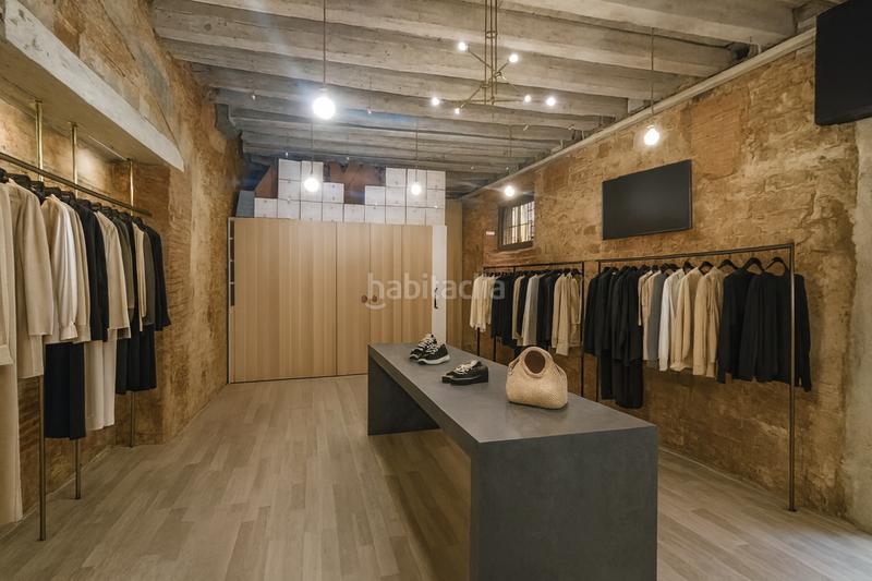 Foto 73520beb-9b7c-4c0c-8433-df1c0246a987. Alquiler local comercial  esquinero en alquiler en calle canvis nous, ciutat vella en Barcelona