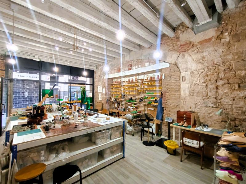 Foto 90e9e5dd-fd94-4a81-a6fd-df15f2bea0e1. Alquiler local comercial  esquinero en alquiler en calle canvis nous, ciutat vella en Barcelona