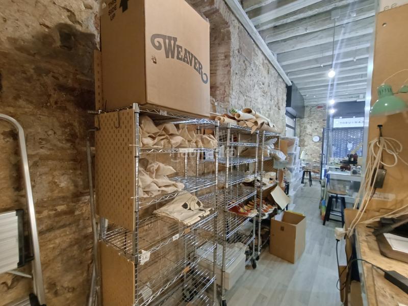 Foto bd4b6c68-9bae-49d8-9a43-f4861a8f2fd1. Alquiler local comercial  esquinero en alquiler en calle canvis nous, ciutat vella en Barcelona