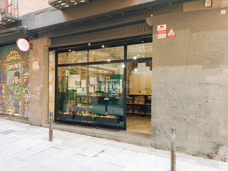 Foto d9e129bc-6821-4da8-8930-8657af54bda5. Alquiler local comercial  esquinero en alquiler en calle canvis nous, ciutat vella en Barcelona