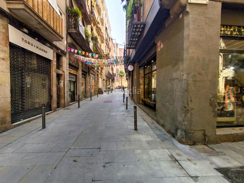 Foto f64b353b-2662-4a88-a36f-d6f901648b83. Alquiler local comercial  esquinero en alquiler en calle canvis nous, ciutat vella en Barcelona