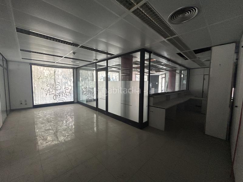 Foto 05ed89f0-a61d-4035-bb18-0954e1d87eb5. Local comercial local en venta, esquinero y muy luminoso calle ricart serracordia en Viladecans