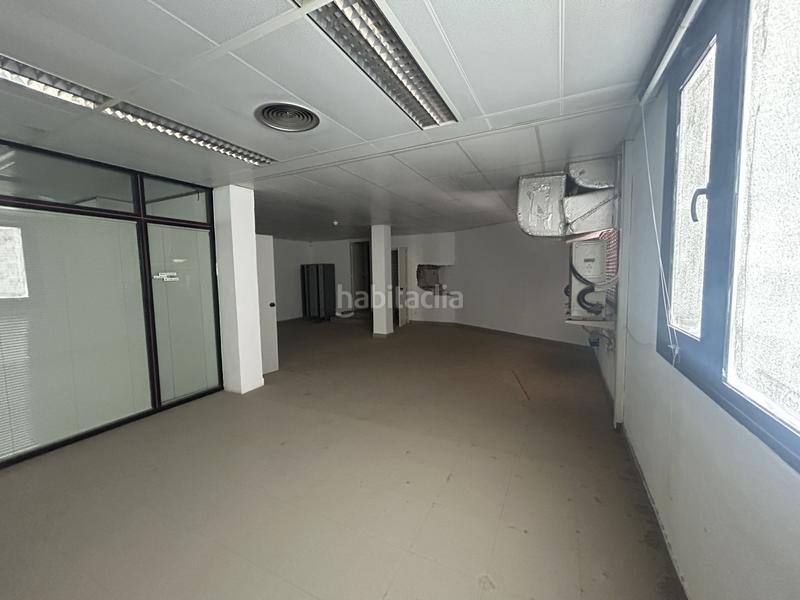 Foto 16737c8f-50e7-4b85-96aa-29107b4f8c1e. Local comercial local en venta, esquinero y muy luminoso calle ricart serracordia en Viladecans