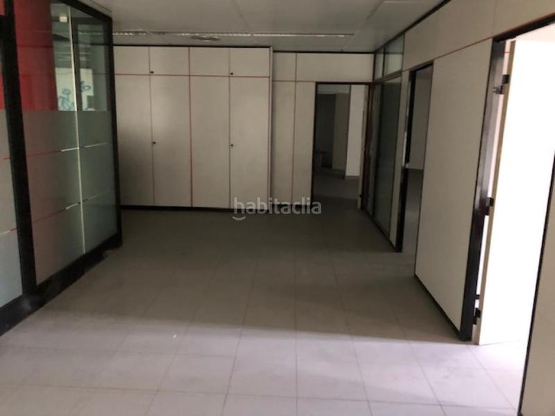 Foto 3cf374a0-860f-4d1f-af2e-efd0cebf9a70. Local comercial local en venta, esquinero y muy luminoso calle ricart serracordia en Viladecans