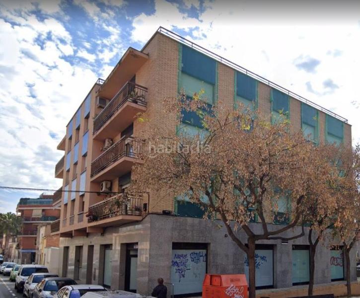 Foto 89884ae7-b092-4fa8-bfc6-6056d67108d3. Local comercial local en venta, esquinero y muy luminoso calle ricart serracordia en Viladecans