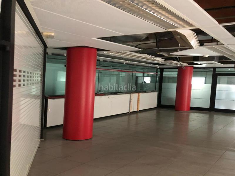 Foto a52bc8dc-f74a-4cd3-a6da-b27eeabc6d96. Local comercial local en venta, esquinero y muy luminoso calle ricart serracordia en Viladecans