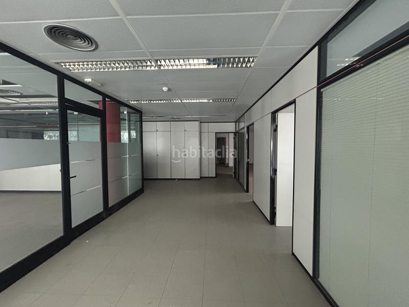 Foto e529ff45-683c-4b52-af0e-cc27a07ae524. Local comercial local en venta, esquinero y muy luminoso calle ricart serracordia en Viladecans