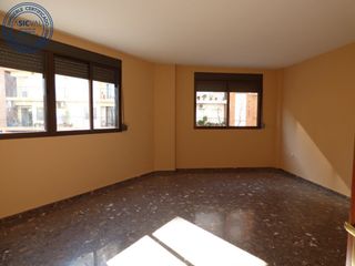Etagenwohnung  Carretera de ribarroja. En el centro, 3 habitaciones, dos baños, terraza...