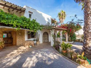 Casa en Carrer arenys de mar 20. Se vende magnifica villa de estilo ibicenco en playa d´en bossa