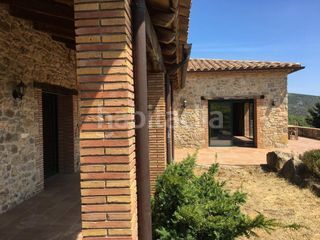 Foto fdcf8447-91d0-4e6d-8a44-b4d0e6b53b3e. Masia amb aparcament a Terrades