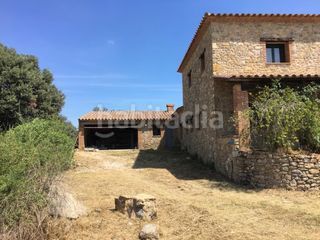 Foto ff46e871-f22e-4b7a-ba72-9c278af591f8. Masia amb aparcament a Terrades