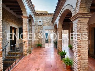 Casa adossada a Navata. Mucho potencial en navata