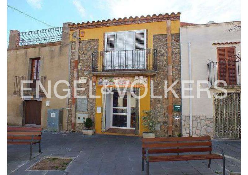 Foto 4b8f1217-b709-4feb-a215-f07c49203b10. Casa adosada casa rústica de piedra con patio y garaje , alt empordà en Vilajuïga