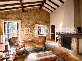 Mas à Cabanelles. Masía can garriga - un patrimonio arquitectónico de cataluña