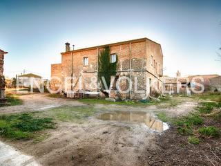 Masía en Peralada. Casa de pueblo