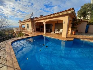 Maison à Palau-saverdera. Amplia casa con dos viviendas independientes y dos garajes
